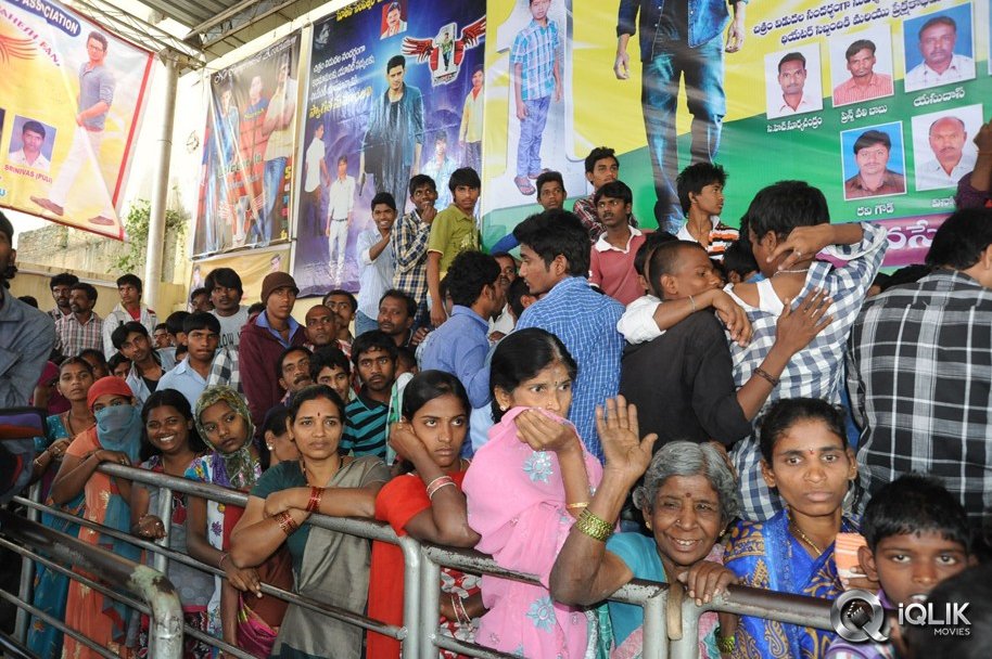 1-Nenokkadine-Hungama-at-RTC-Cross-Roads